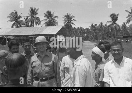 Loeboek Aloeng [Padang du nord] / Visite de la mission militaire américaine à Padang / Escale avion de la Croix-Rouge de Singapour à Padang / Ds. Steinhart Pasar Oesan Pasar Oesan : Ds. Steinhart, qui jusqu'au début de la guerre en tant que missionnaire au sein de la population de Niasse était employée, est maintenant revenu à son troupeau. Le pasteur bien-aimé parmi le ministère, qui l'a accueilli avec enthousiasme à son arrivée. Annotation : WL Steinhart était missionnaire aux îles Batu et Padang Date : 25 octobre 1947 lieu : Indes orientales néerlandaises d'Indonésie Banque D'Images