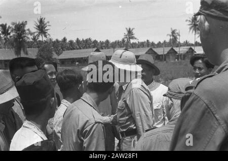 Loeboek Aloeng [Padang du nord] / Visite de la mission militaire américaine à Padang / Escale avion de la Croix-Rouge de Singapour à Padang / Ds. Steinhart Pasar Oesan Pasar Oesan : Ds. Steinhart, qui jusqu'au début de la guerre en tant que missionnaire au sein de la population de Niasse était employée, est maintenant revenu à son troupeau. Le pasteur bien-aimé parmi le ministère, qui l'a accueilli avec enthousiasme à son arrivée. Annotation : WL Steinhart était missionnaire aux îles Batu et Padang Date : 25 octobre 1947 lieu : Indes orientales néerlandaises d'Indonésie Banque D'Images