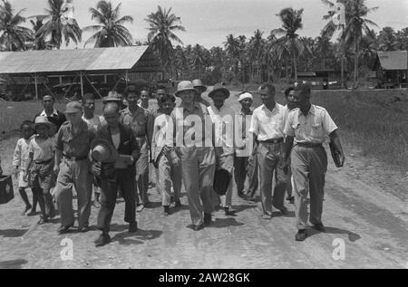 Loeboek Aloeng [Padang du nord] / Visite de la mission militaire américaine à Padang / Escale avion de la Croix-Rouge de Singapour à Padang / Ds. Steinhart Pasar Oesan Pasar Oesan : Ds. Steinhart, qui jusqu'au début de la guerre en tant que missionnaire au sein de la population de Niasse était employée, est maintenant revenu à son troupeau. Le pasteur bien-aimé parmi le ministère, qui l'a accueilli avec enthousiasme à son arrivée. Annotation : WL Steinhart était missionnaire aux îles Batu et Padang dates : 25 octobre 1947 lieu : Indes orientales néerlandaises d'Indonésie Banque D'Images