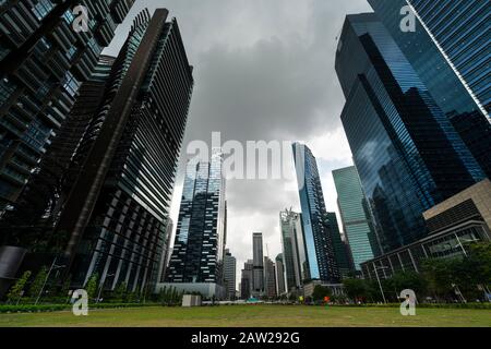 Singapour. Janvier 2020. Vue panoramique sur les gratte-ciel de Marina Bay au coucher du soleil Banque D'Images