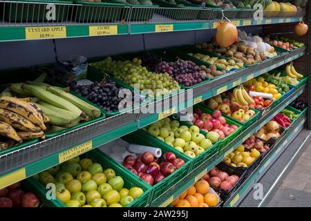 Vue en diagonale de l'extérieur d'un magasin d'angle local stockant des fruits nutritifs et des légumes en vrac des étagères, y compris des oranges, des bananes, des pommes et des raisins, à l'extérieur d'un magasin du centre-ville de Bromley où les entreprises locales offrent des produits alimentaires frais et moins chers que les grands supermarchés, le 3 février 2020, À Londres, en Angleterre. Banque D'Images