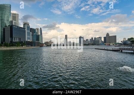 Singapour, janvier 2020. Vue panoramique sur les gratte-ciel de la ville depuis Marina Bay Banque D'Images