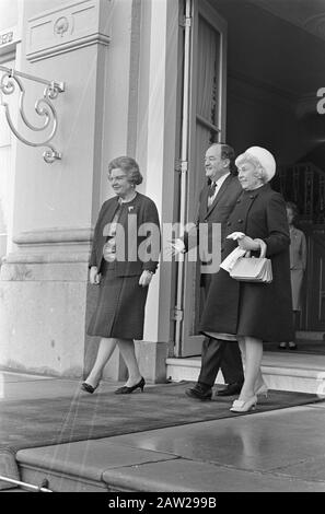 Hubert Humphrey, vice-président des États-Unis, reçu à Huis ten Bosch Queen Juliana, Hubert Humphrey et sa femme Date : 28 mars 1967 lieu : la Haye, Hollande-Méridionale mots clés : Queens Nom De La Personne : Humphrey, Hubert, Juliana (Queen Netherlands) Banque D'Images