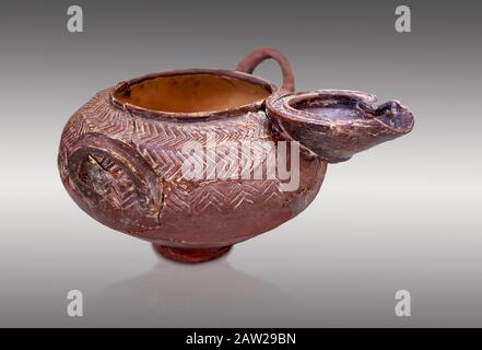 Bateau de poterie Minoan à la conception incisée, 1900-1700 av. J.-C., Hagia Triada, Musée archéologique d'Héraklion, fond gris. Banque D'Images