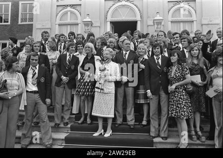 La reine Juliana reçoit l'équipe néerlandaise la reine Juliana, en mascotte, entourée de joueurs et de leurs épouses Annotation: Inclure de gauche à droite. Johan Cruyff, Danny Cruyff, Michels et épouse, Surbier et épouse Date : le 8 juillet 1974 mots clés : plates-formes, équipes, reines, réceptions, sport, football Nom De La Personne : Cruyff, Danny, Cruyff, Johan, Juliana (Reine Pays-Bas), Michels, Rinus , Suurbier, Wim Banque D'Images