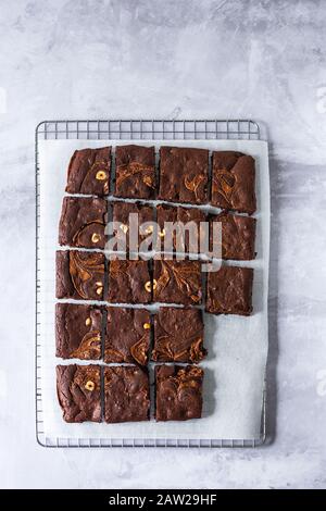 Chocolat maison et noisette brownie sur fond de plâtre gris Banque D'Images