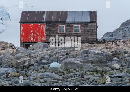 Port Lockroy, base britannique située dans un port naturel en face de la péninsule Antarctique. Il possède le bureau de poste le plus au sud au monde. Banque D'Images