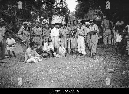 Contact entre KNIL et TNI à Batusangkarse KNIL-ers (Infantry II KNIL) poser des citoyens Annotation: Batusangkar = fort van der Capellen date: Octobre 1949 lieu: Indonésie, Hollandais East Indies, Sumatra Banque D'Images