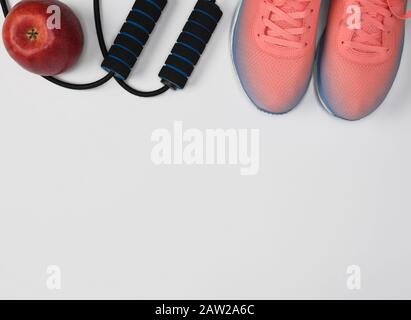 chaussures de sport en matières textiles et autres articles pour la remise en forme sur fond blanc, vue de dessus, espace de copie Banque D'Images