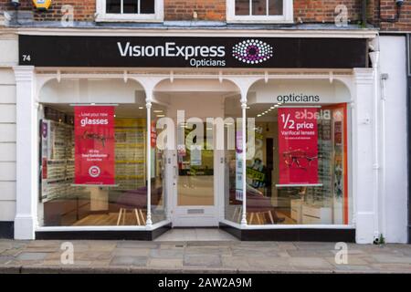 L'extérieur d'une Vision Express opticiens à Chichester Banque D'Images