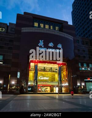 Singapour, janvier 2020. Le magasin Chanel dans le centre commercial Ngee Ann City au coucher du soleil Banque D'Images