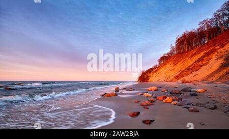 Falaise sur une plage dans le parc national de Wolin au coucher du soleil, Pologne. Banque D'Images