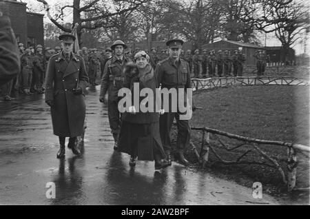 La reine Wilhelmina a visité la Brigade princesse Irene dans le camp militaire de Wolverhampton {a quitté son général Phaff et commandant de brigade de droite de Ruyter de Scheveninck] Date : 1942 lieu : Grande-Bretagne mots clés : visites, camps, officiers de l'armée, soldats, nom De La Personne de la seconde Guerre mondiale : Wilhelmina, reine Banque D'Images