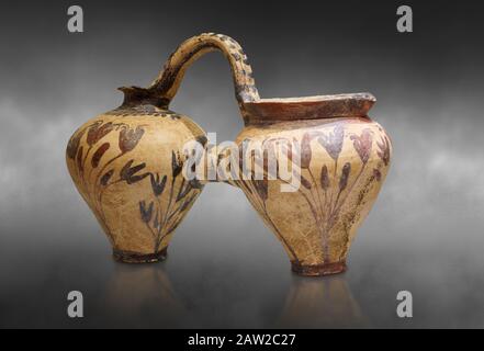 Minoan décoré d'une double brochette avec motif fleuri crocus, Poros Héraklion 1800-1650 av. J.-C.; Musée archéologique d'Héraklion, fond gris. Banque D'Images