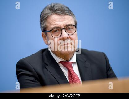 Berlin, Allemagne. 06 février 2020. Sigmar Gabriel, ancien ministre fédéral, présente un appel à la libération du fondateur de Wikileaks, Julian Assange. Crédit: Britta Pedersen/Dpa-Zentralbild/Dpa/Alay Live News Banque D'Images