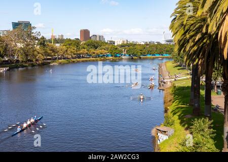 Club d'aviron et équipes d'aviron sur l'eau, yarra River dans le centre-ville de Melbourne, Vicoria, Australie Banque D'Images