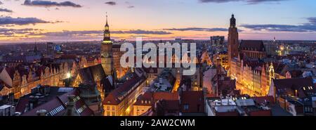 Wroclaw, Pologne. Paysage urbain aérien au crépuscule Banque D'Images