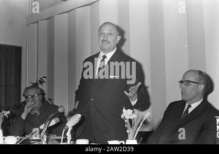 Conférence de presse ir Simon Wiesenthal Apollo Pavilion TGV livre Des Meurtriers parmi nous. Date: 2 mars 1967 mots clés: Livres, conférences de presse Nom De La Personne: Wiesenthal, Simon Banque D'Images