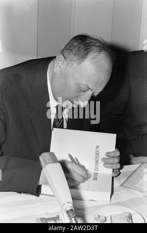 Conférence de presse ir Simon Wiesenthal Apollo Pavilion TGV livre Meurtriers parmi nous, Wiesenthal signe son livre. Date: 2 mars 1967 lieu: Amsterdam, Noord-Holland mots clés: Livres, autographes, conférences de presse Nom De La Personne: Wiesenthal, Simon Banque D'Images