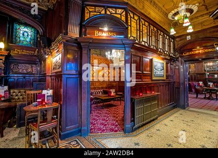 Sous embargo JUSqu'à 0001 VENDREDI 07 FÉVRIER l'intérieur du pub Philharmonic Dining Rooms à Hope Street, Liverpool, avant de devenir un bâtiment classé de première classe. Banque D'Images