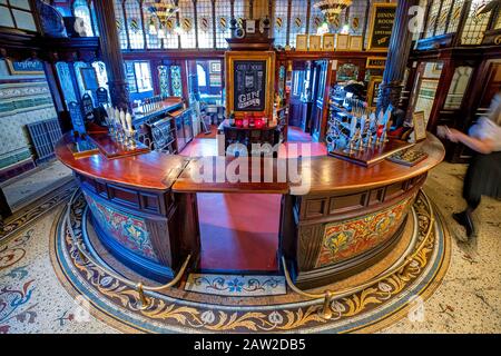 Sous embargo JUSqu'à 0001 VENDREDI 07 FÉVRIER l'intérieur du pub Philharmonic Dining Rooms à Hope Street, Liverpool, avant de devenir un bâtiment classé de première classe. Banque D'Images