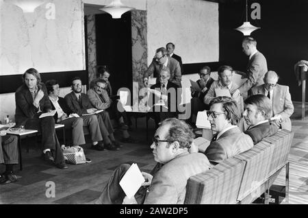 Conférence de presse après consultation Port maritime Benelux à Rotterdam; Aperçu Date : 22 avril 1975 lieu : Rotterdam, Hollande-Méridionale mots clés : déclarations, conférences de presse Banque D'Images