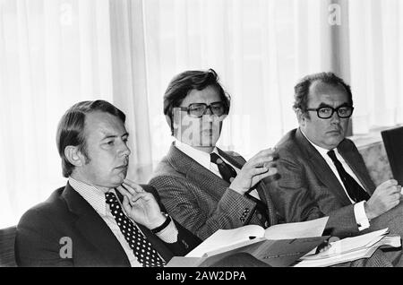 Conférence de presse après consultation port maritime Benelux à Rotterdam; v.l.n.n. Ministre Chabert, Ministre Westerterp, Ministre Refringe Date : 22 Avril 1975 Lieu : Rotterdam, Hollande-Méridionale Mots Clés : Conférences De Presse Nom De La Personne : Westerterp, Tjerk Banque D'Images