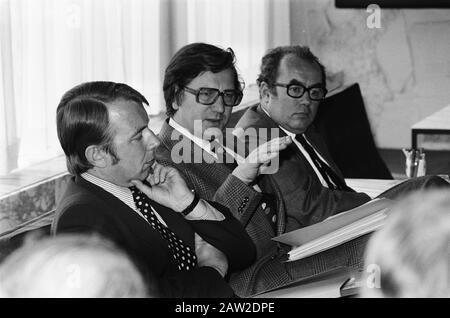 Conférence de presse après consultation port maritime Benelux à Rotterdam; v.l.n.n. Ministre Chabert, Ministre Westerterp, Ministre Refringe Date : 22 Avril 1975 Lieu : Rotterdam, Hollande-Méridionale Mots Clés : Conférences De Presse Nom De La Personne : Westerterp, Tjerk Banque D'Images