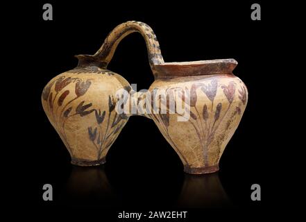 Minoan décoré d'une double brochette avec motif fleuri crocus, Poros Héraklion 1800-1650 av. J.-C.; Musée archéologique d'Héraklion, fond noir. Banque D'Images