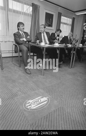 Conférence de presse PSV; Guus Hiddink, président J. Ruts, directeur K. Ploegsma et entraîneur/entraîneur Hans Dorjee au premier plan PSV Date d'édition: 11 janvier 1988 mots clés: Gestionnaires, conférences de presse, sports, football, présidents Nom De La Personne: Guus Hiddink, Hans Dorjee, J. Ruts, K. Ploegsma institution Nom: PSV Banque D'Images