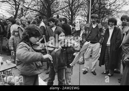 Queen's Day à Amsterdam; deux filles jouant au violon à Vondelpark Date : le 30 avril 1985 lieu : Amsterdam, Noord-Holland, Vondelpark mots clés : Queen Banque D'Images