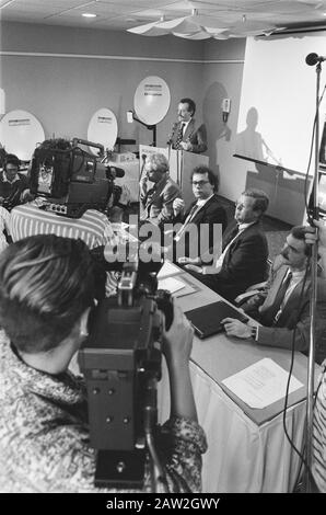 Conférence de presse d'Amstrad, Astra, Esselte et TV 10 sur les conférences de presse de la vaisselle par satellite, les plats par satellite, les chaînes de télévision Date : 26 septembre 1989 mots clés : diffusion de télévision, conférences de presse, plats par satellite Banque D'Images