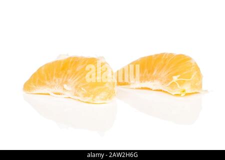 Groupe de deux morceaux de mandarine orange frais pelé isolé sur fond blanc Banque D'Images