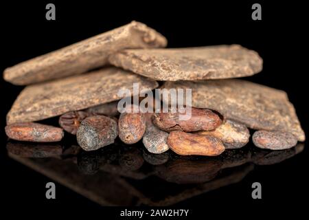 Beaucoup de grains de cacao brun frais quatre barres avec beurre de cacao isolé sur le verre noir Banque D'Images