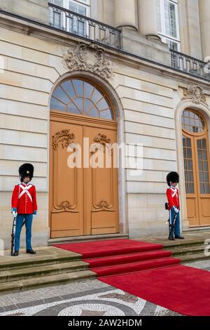 Relève de la garde, le Palais d'Amalienborg, Copenhague, Danemark Banque D'Images