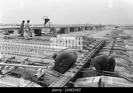 Appuyez Sur Tour Bijlmermeer. Le bus s'est coincé dans la boue, tous les occupants aidant la main Date: 31 octobre 1967 mots clés: Excursions, appartements, conseillers Banque D'Images