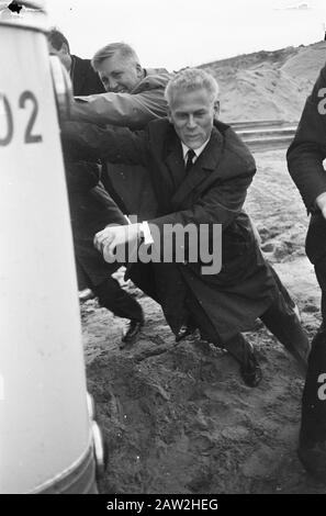Appuyez Sur Tour Bijlmermeer. Le bus s'est coincé dans la boue, Alderman Elsenburg une main aidée, gauche ir Baus. Date: 31 octobre 1967 lieu: Amsterdam, Noord-Holland mots clés: Autobus, voyages, hommes d'Aldermen Nom De La Personne: Elsenburg, Th.C.M.A. Banque D'Images