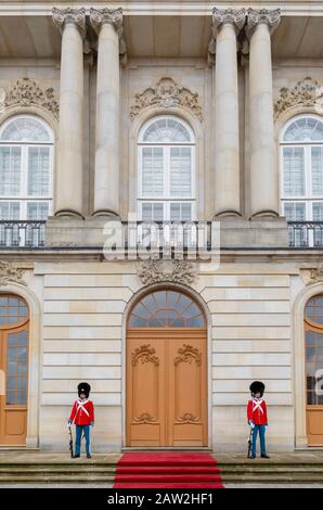 Relève de la garde, le Palais d'Amalienborg, Copenhague, Danemark Banque D'Images