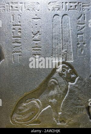 Photo prise lors de la visite d'ouverture de l'exposition « Osiris, les Mystères Sunken d'Egypte ». Egypte, Alexandrie, Musée Graeco-Romain, naos des décennies. Banque D'Images