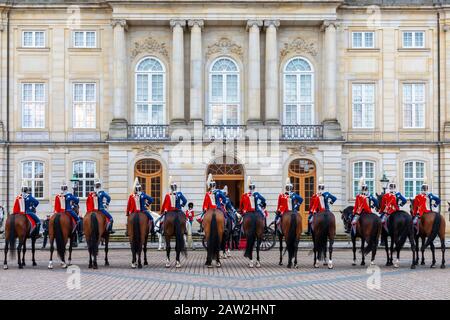 Gardes à cheval, changement de la Garde, Palais d'Amalienborg, Copenhague, Danemark Banque D'Images