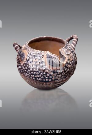 Minoan Kamares Ware avec décorations polychromées , Phaistos 1900-1700 BC; Musée archéologique d'Héraklion, fond gris. Ce style de poterie est Banque D'Images