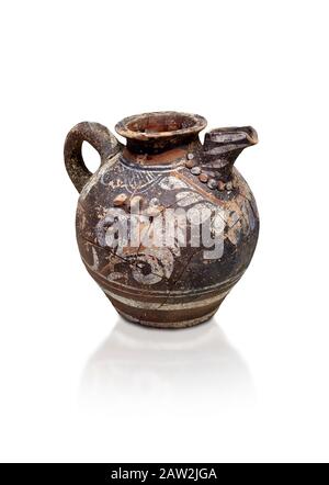 Pichet à brochette Minoan Kamares Ware aux décorations polychromées , Phaistos 1800-1700 av. J.-C.; Musée archéologique d'Héraklion, fond blanc. Ce style de p Banque D'Images