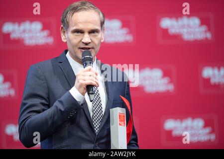 Stuttgart, Allemagne. 06 février 2020. Oliver Blume, président du conseil d'administration de Porsche AG, accepte un prix lors de la cérémonie de remise des prix « Best Cars 2020 » du magazine « automobile et sport ». Crédit: Tom Weller/Dpa/Alay Live News Banque D'Images