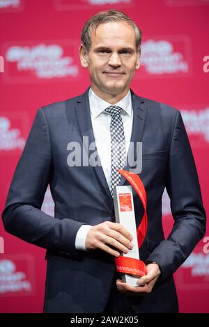 Stuttgart, Allemagne. 06 février 2020. Oliver Blume, président du conseil d'administration de Porsche AG, accepte un prix lors de la cérémonie de remise des prix « Best Cars 2020 » du magazine « automobile et sport ». Crédit: Tom Weller/Dpa/Alay Live News Banque D'Images