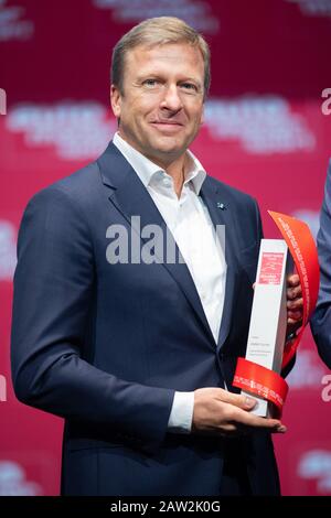 Stuttgart, Allemagne. 06 février 2020. Oliver Zipse, président du conseil d'administration de BMW, accepte un prix lors de la cérémonie « Best Cars 2020 » organisée par le magazine « Auto Motor and sport ». Crédit: Tom Weller/Dpa/Alay Live News Banque D'Images