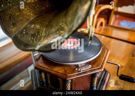 Un ancien gramophone, un plateau tournant jouant un enregistrement. Banque D'Images