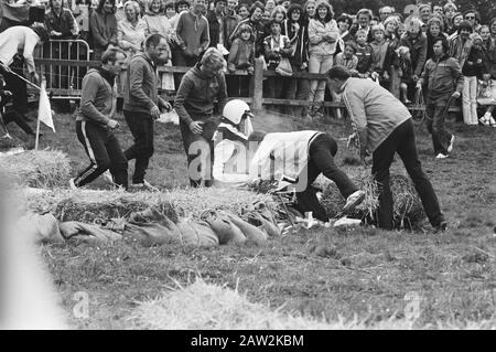 Sterrenslag 1979 enregistrements DE l'AVRO à Arnhem Piet Bambergen pendant l'essai du moteur Date: 9 août 1979 lieu: Arnhem, Gueldre mots clés: Comédiens, sports automobiles, programmes de télévision, plans de travail Personne Nom: Bambergen Piet Nom de l'institution: Avro Banque D'Images