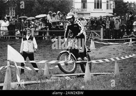 Sterrenslag 1979 enregistrements DE l'AVRO à Arnhem Piet Bambergen pendant l'essai du moteur Date: 9 août 1979 lieu: Arnhem, Gueldre mots clés: Comédiens, sports automobiles, programmes de télévision, plans de travail Personne Nom: Bambergen Piet Nom de l'institution: Avro Banque D'Images