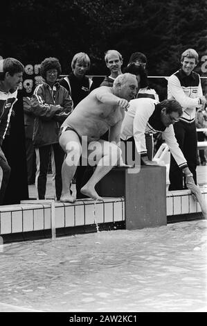 Sterrenslag 1979 enregistrements DE l'AVRO à Arnhem Piet Bambergen pour la natation Date: 9 août 1979 lieu: Arnhem, Gueldre mots clés: Comédiens, programmes de télévision, tournage de travail, natation Nom: Bambergen Piet Banque D'Images