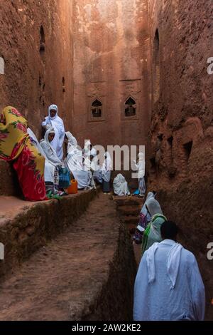 Lalibela, Ethiopie - Nov 2018: Pèlerins vêtus de couleurs blanches éthiopiennes traditionnelles se rassemblant à l'extérieur des églises souterraines de Lalibela. Banque D'Images